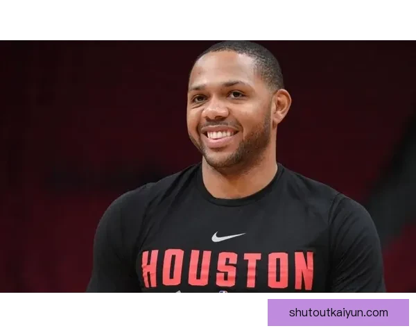 塔普索巴在本赛季表现稳健，继续担任球队后防领袖角色